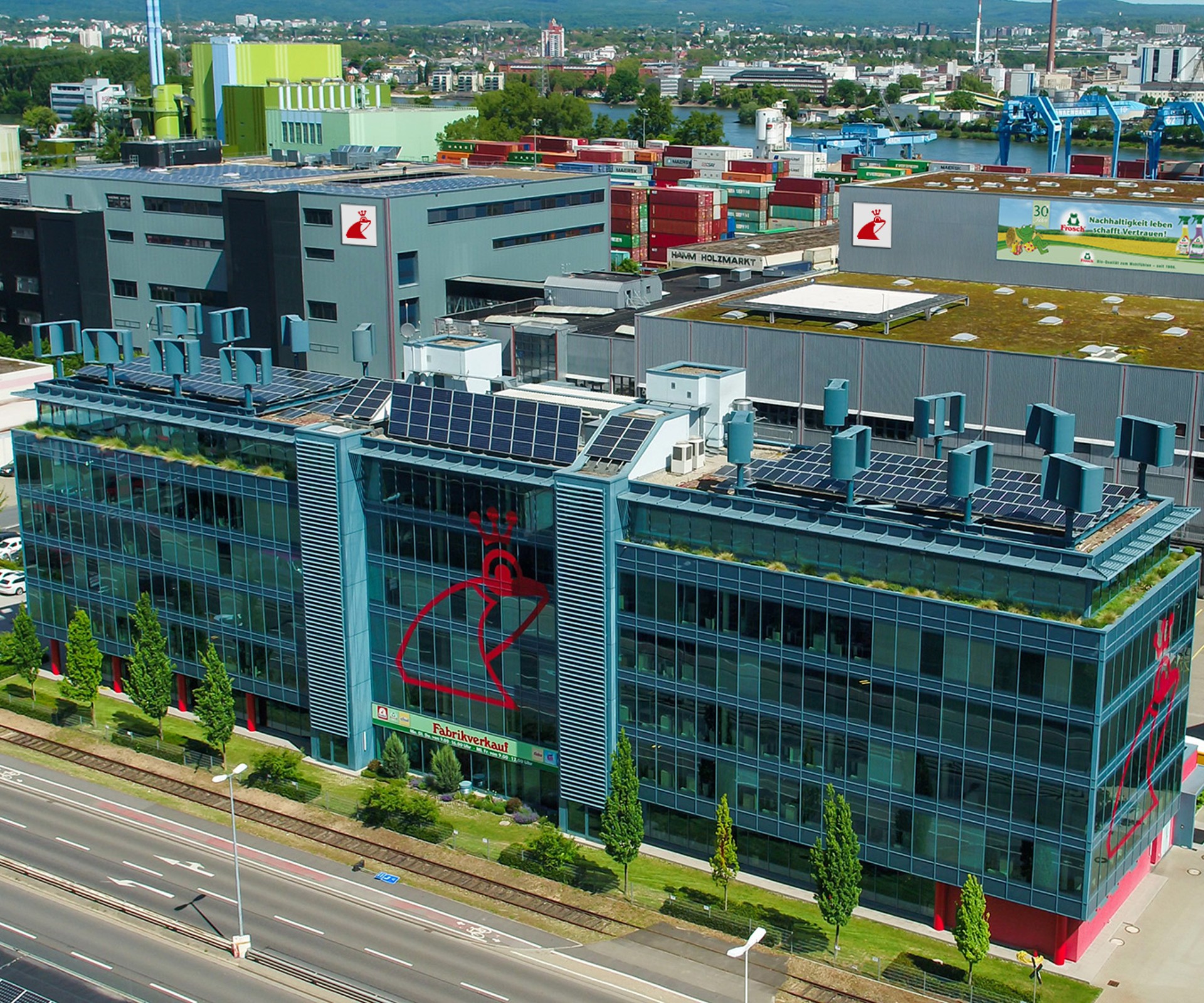 Luftaufnahme des Werner & Mertz Hauptsitzes mit Solaranlage und Windrädern auf dem Dach
