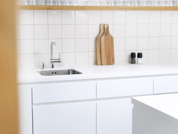 Kitchenette with sink and kitchen utensils	